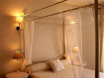 Saint Cyr Hotel