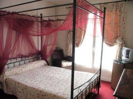 Logis Saint Cyr Hotel